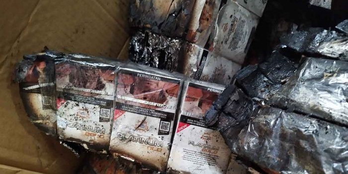 kebakaran-bus-pahala-kencana-bea-cukai-madura-buru-pelaku-penyelundupan-rokok-ilegal