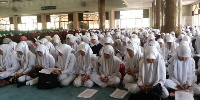 
ISTIGHOTSAH UN-Siswa Sidoarjo saat mengikuti istighotsah dalam rangka menjelang Ujian Nasional (UN), di Masjid Agung Sidoarjo, Kamis (10/4). [foto:mustain/BANGSAONLINE

