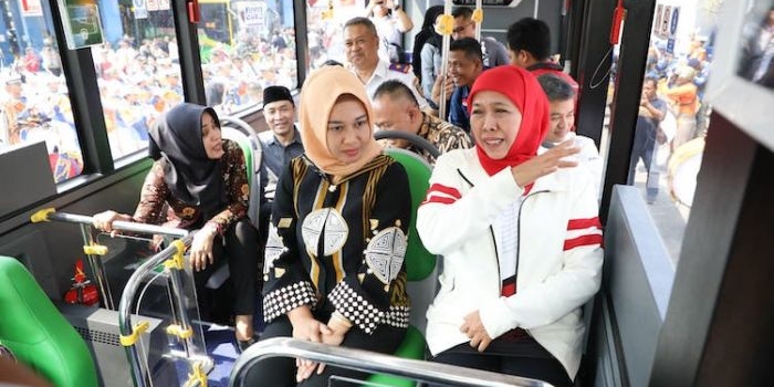 Gubernur Jawa Timur, Khofifah Indar Parawansa saat menjajal Bus Trans Jatim (dok. ist)