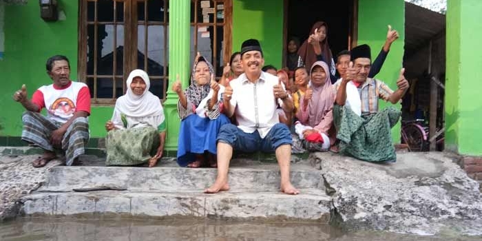 Gus Syaf foto bersama warga terdampak banjir di Desa Gondang Manis, Bandar Kedungmulyo, Jombang. foto: BANGSAONLINE