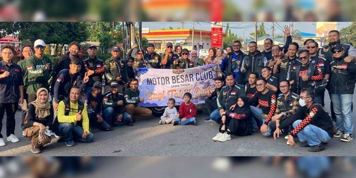 Para anggota Motor Besar Club Jawa Timur atau MBC Jatim foto bersama usai acara santuni anak yatim dan panti jompo serta bagi-bagi takjil di jalan raya depan SPBU Sedati Albatros, Ahad (31/4/2024). Foto: M Sulthon Neagara/ BANGSAONLINE