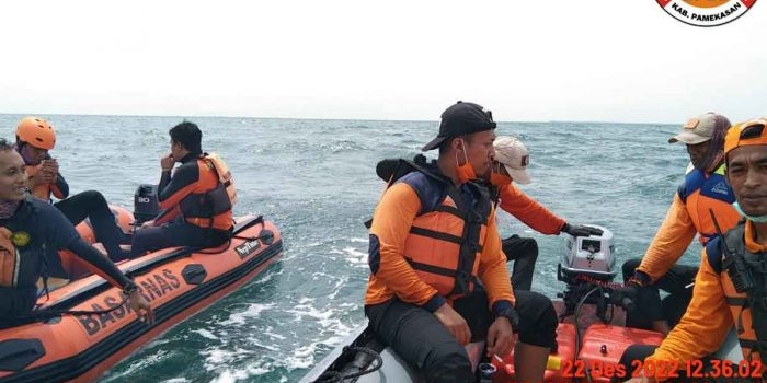 Tim SAR saat persiapan pencarian korban hilang saat pulang dari mencari ikan di perairan madura.  Foto: Dok. Tim SAR.