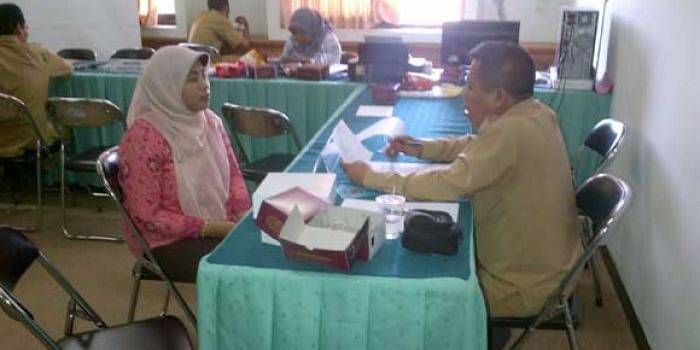 BKD ketika melakukan panjaringan 44 perawat. foto: syuhud/BANGSAONLINE