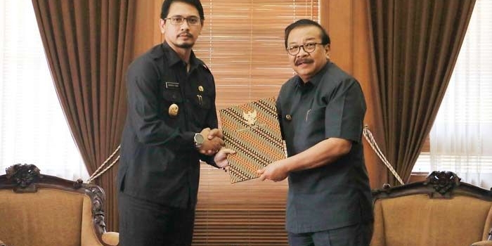 Gubernur Jawa Timur Dr. H Soekarwo nenyerahkan SK Plt Wali Kota Pasuruan di ruang kerja gubernur jalan Pahlawan 110 Surabaya.