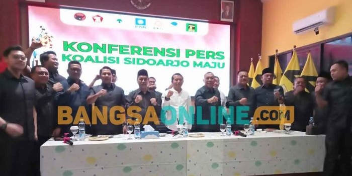 Koalisi Sidoarjo Maju menyatakan sikap menolak LPJ APBD 2024. Foto: MUSTAIN/BANGSAONLINE