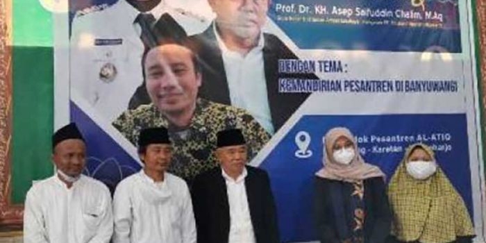 Prof. Dr. KH. Asep Saifudin Chalim, M.A. (tengah pakai jas) dan Bupati Banyuwangi Ipuk Fiestiandani (nomor dua dari kanan) serta KH. Imam Subaweh (nomor dua dari kiri) dalam acara sarasehan di Pondok Pesantren Al-Atiq Sido Agung Karetan Purwoharjo Banyuwangi, Jumat (2/4/2021). (foto: ist)