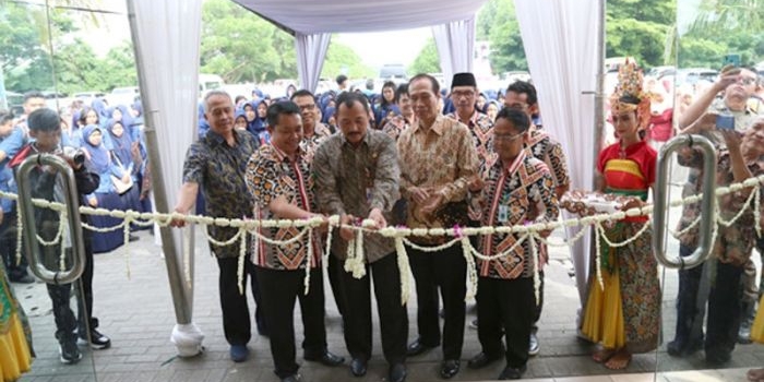 Kepala Dinas Pendidikan Kabupaten Kediri Drs. Sujud Winarko, M.M. mewakili Bupati dr. Hj. Haryanti Sutrisno saat membuka Expo Campus.