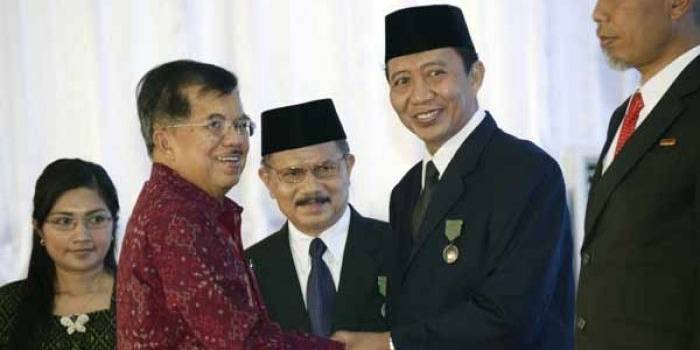 Bupati Tuban, Fathul Huda, saat menerima penghargaan Satyalencana dari Wakil Presiden RI Jusuf Kalla. (foto: hms)