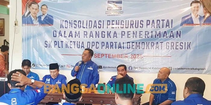 Samwil saat memberi sambutan usai ditunjuk jadi Plt Ketua DPC Demokrat Gresik. Foto: SYUHUD/BANGSAONLINE