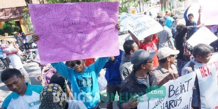 Aksi demontrasi warga di depan Gedung Pemerintahan Kabupaten Jombang. foto: rony suhartomo/ BANGSAONLINE