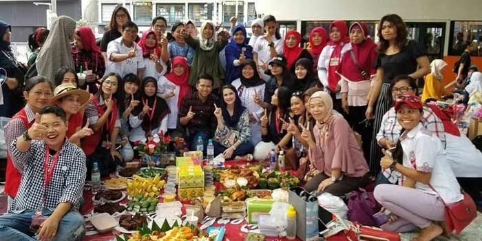 Emil Elestianto Dardak dan Arumi Bachsin bersama ribuan buruh migran di Victoria Park Hongkong, Senin (14/5/2018). foto: bangsaonline.com 