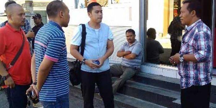 Penyidik Sat Reskrim Polres Sidoarjo mendatangi TKP untuk meminta keterangan laporan penculikan, Kamis (23/7). (foto: nanang ichwan/BANGSAONLINE)