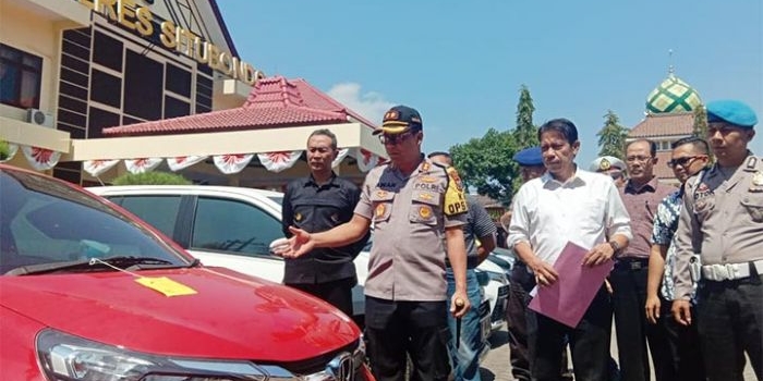 Kapolres Situbondo AKBP Awan Hariono saat mengecek kendaraan hasil kejahatan yang dijejer di halaman depan Mapolres Situbondo. foto: MURSIDI/ BANGSAONLINE