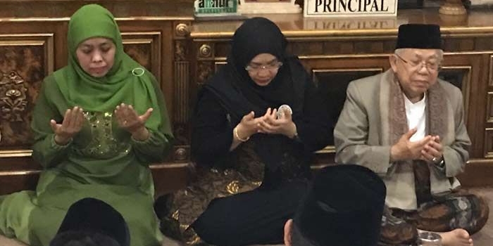 Khofifah (kiri) dan KH. Ma