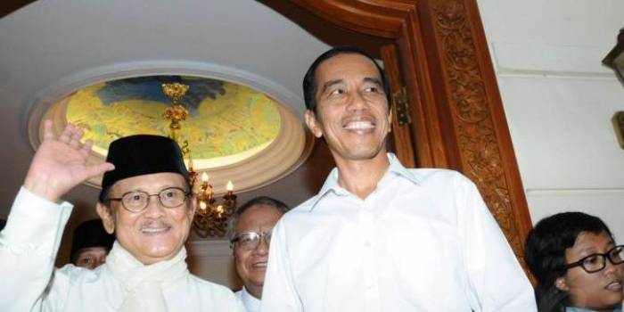 Jokowi saat mengunjungi Habibie yang sakit Oktober 2014 lalu. (liputan6.com)
