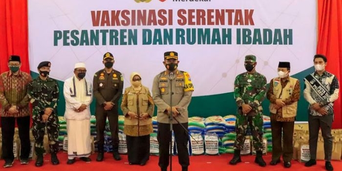 Forkopimda Jombang pantau vaksinasi santri Ponpes Bahrul Ulum Tambakberas. (foto: ist)