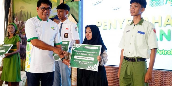 Direktur Utama Petrokimia Gresik, Daconi Khotob (kiri), menyerahkan secara simbolis Beasiswa Petani Muda Tahun 2025 kepada siswa-siswi SMK pertanian di Jawa Timur. Foto: Ist.