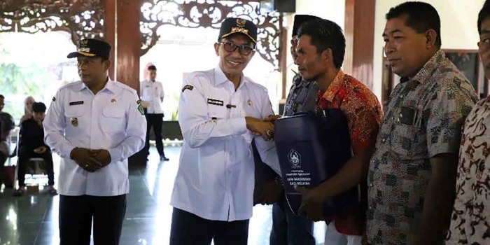 bupati-pamekasan-salurkan-bantuan-jeriken-bbm-subsidi-dan-bpjs-ketenagakerjaan-untuk-nelayan