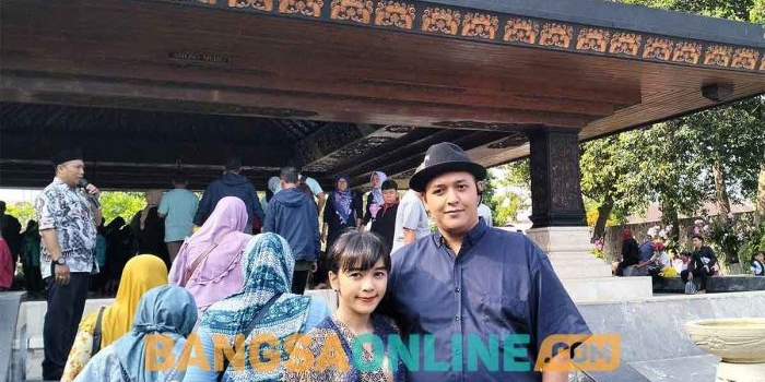 Putera Sukarno Al Hadad didampingi istri saat berada di Makam Bung Karno, Kota Blitar. Foto: AKINA NUR ALANA/BANGSAONLINE