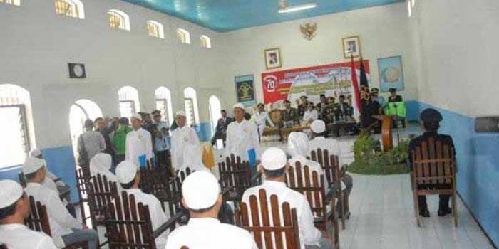 BERKAH TUJUH BELASAN - Para napi yang mendapat remisi kemerdekaan RI ke 70 dikumpulkan di aula Lapas Mojokerto, kemarin (17/8). (foto: rony suhartomo/BANGSAONLINE)