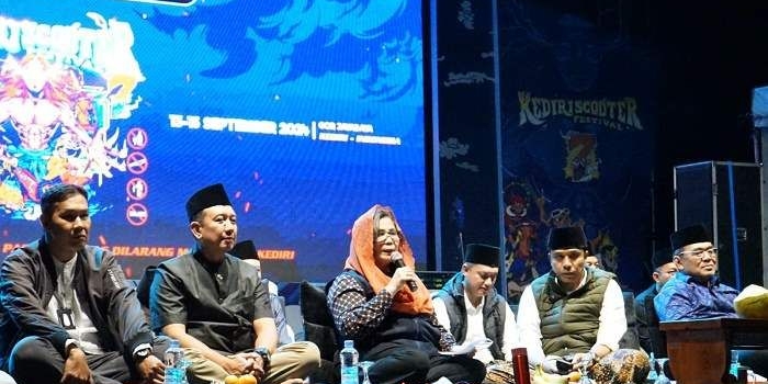 Pj Wali Kota Kediri Zanariah saat memberi sambutan di acara pengajian bersama Gus Kautsar di GOR Jayabaya. Foto: Ist.