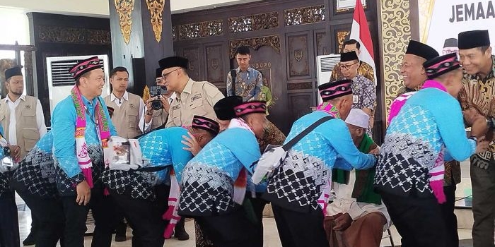 lepas-keberangkatan-kloter-62-63-di-jombang-menhaj-gus-irfan-tegaskan-penertiban-haji-nonprosedural