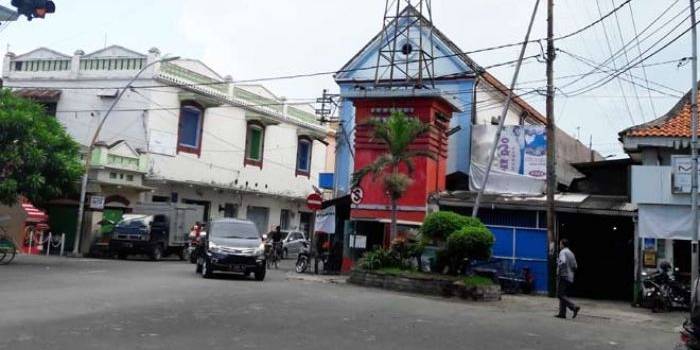 Salah satu bangunan tua di komplek suling yang sedang diteliti oleh tim ahli cagar budaya. foto: SYUHUD/ BANGSAONLINE