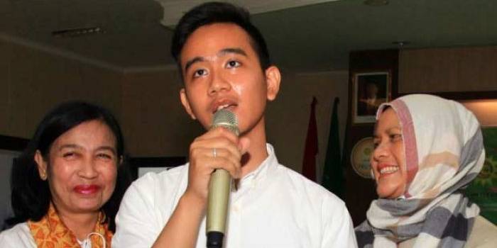 Putra sulung Presiden Joko Widodo, Gibran Rakabuming Raka didampingi Ibunnya, Iriana Joko Widodo (kanan), memberikan keterangan pers mengenai kelahiran putranya sekaligus cucu pertama Jokowi di aula RS PKU Muhammadiyah, Solo, Jawa Tengah, 10 Maret 2016. foto: ANTARA/Maulana Surya