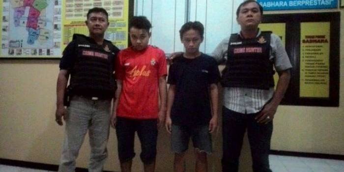 Kedua pemuda pelaku pengeroyokan di Lidah Kulon yang berhasil diamankan polisi.