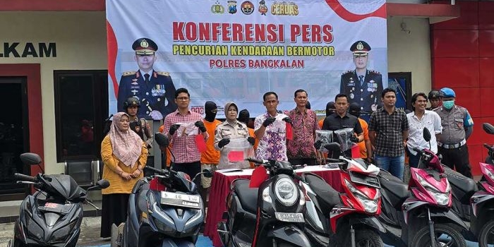 Barang bukti hasil curanmor turut dipamerkan saat konferensi pers yang digelar Polres Bangkalan, Jumat (1/24/2025).