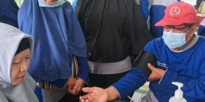 Petugas dari BPJS Kesehatan saat melayani salah satu pasien.
