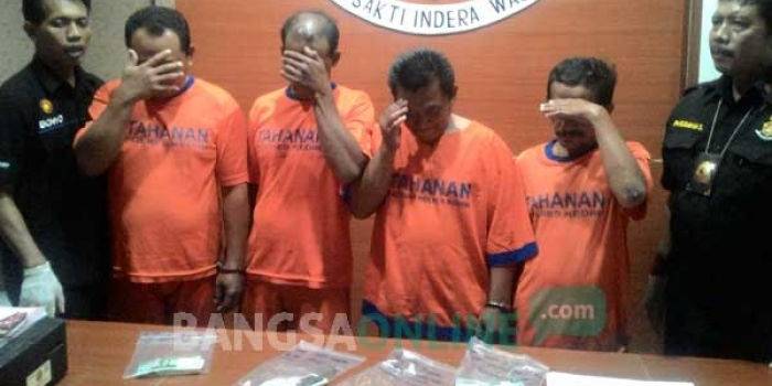 Keempat pelaku saat diamankan di Mapolres Kediri. foto: dendi martoni/ BANGSAONLINE