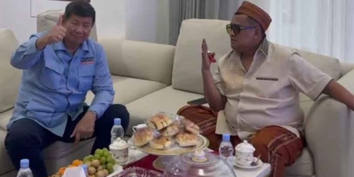 Khoirul Umam selaku pemilik PT Bawang Mas saat berbincang dengan adik kandung Prabowo Subianto, Hashim Djojohadikusumo.