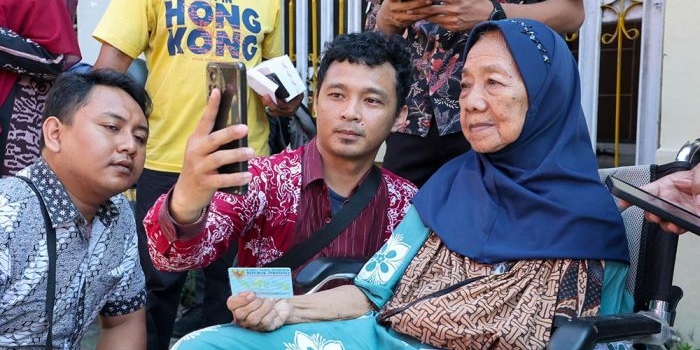 Sejumlah warga mencoba pendataan di Perlinsos Digital. Foto: Hms