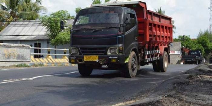 Kondisi Jalan Raya Pantura tepatnya di jembatan Kilensari, Kecamatan Panarukan bergelombang. foto: HADI PRAYITNO/ BANGSAONLINE