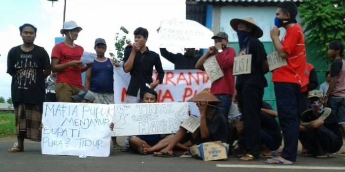 SULIT PUPUK. Karena kesulitan mendapatkan pupuk di musim tanam, petani Tuban menggelar demo. foto : suwandi/bangsaonline