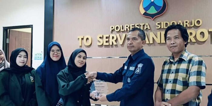 Kasi Humas Polresta Sidoarjo, Iptu Trinovi Handono bersama mahasiswa UINSA saat foto bersama di mapolres setempat.