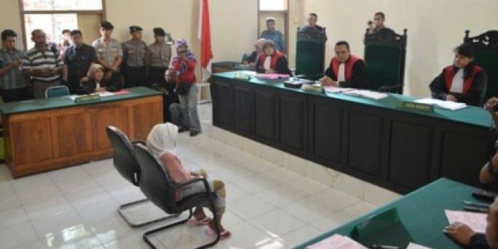 Nenek Asyani saat menjalani sidang lanjutan di PN Situbondo. foto: Hadi Prayitno/BangsaOnline.com