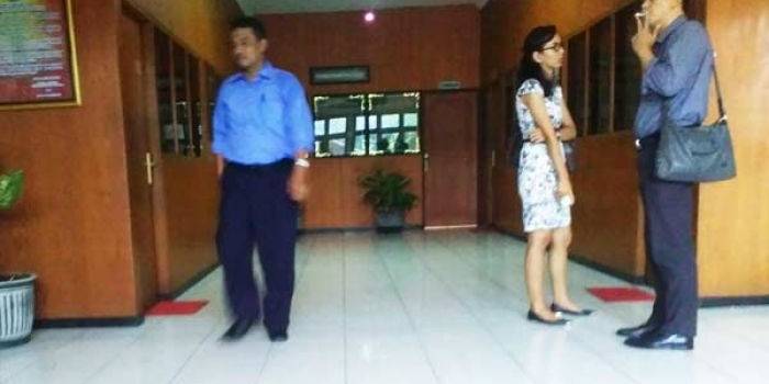 KOOPERATIF: Seorang pegawai PDAM Delta Tirta Sidoarjo (kiri menggunakan kemeja biru) saat keluar dari ruang pemeriksaan Pidana Khusus (Pidsus) Kejari Sidoarjo. foto nanang ichwan/ BANGSAONLINE
