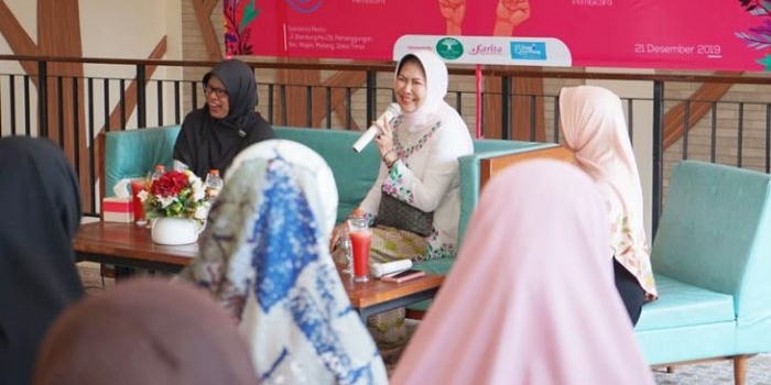 Wali Kota Batu Dewanti Rumpoko saat jadi narasumber dalam Talkshow "Ibu Kece Karir Oke" di Gardenia Cafe Kota Malang, Sabtu (21/12).
