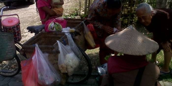 pedagang sayur keliling di Bojonegoro sedang melakukan transaksi dengan pembeli. Minggu (06/04/2014), Foto: Eky Nurhadi/BangsaOnline