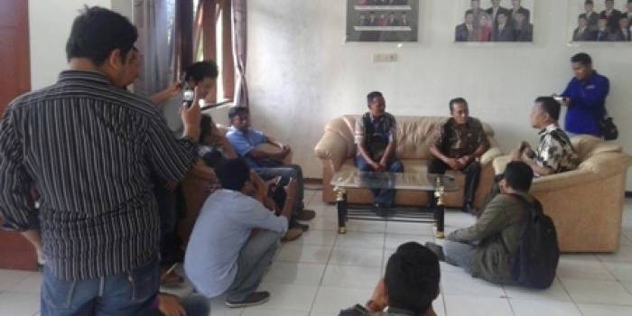 Ketua PWI dan Para wartawan saat ditemui sekretaris Dewan dikantor DPRD Sumenep. foto: Faisal/BangsaOnline.com