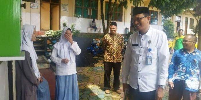 Kepala Kantor Kemenag Kota Batu, Drs. H. Nawawi saat meninjau salah satu MA di Kota Batu.