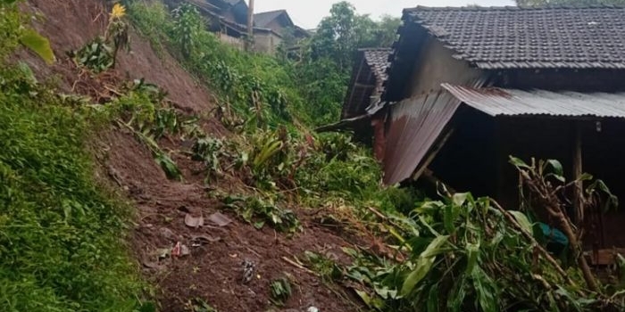 Kondisi rumah warga di Dukuh Badut yang tertimpa material tanah longsor. Foto: Ist.