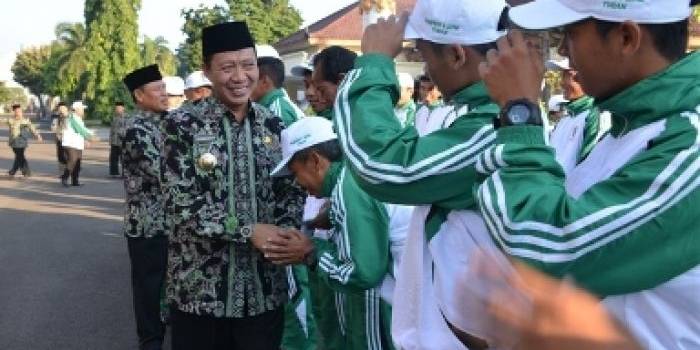 Bupati Tuban saat melepas para atlet untuk ajang porprov di Banyuwangi. foto: suwandi/BANGSAONLINE