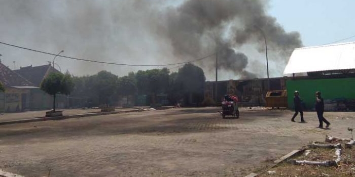 Asap pekat yang membuat warga panik. foto: GUNAWAN/ BANGSAONLINE