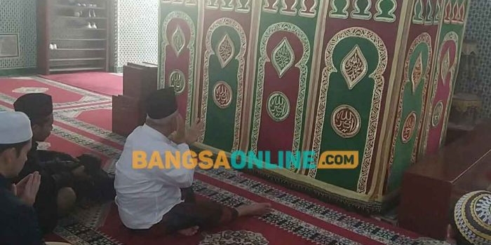 Prof Dr KH Asep Saifuddin Chalim, MA, dan rombongan saat berdoa di makam Syaikh Jazuli di Marakesh Maroko, Ahad (15/1/2023). Foto: M Mas