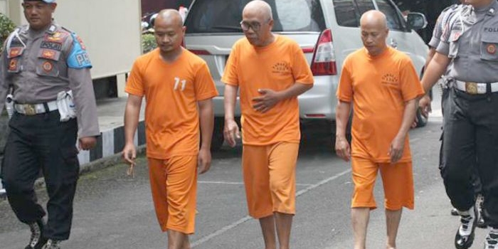 Tiga guru tersangka susur sungai saat digelandang. Tampak kepala mereka plontos usai digunduli. foto: Harian Jogja