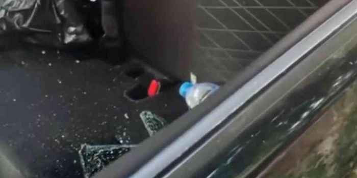 Salah satu mobil yang dipecah kacanya oleh pelaku. Foto: istimewa