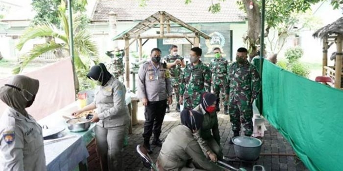 Suasana dapur umum yang didirikan Pemerintah Kota Probolinggo bersama Polres dan Kodim.
